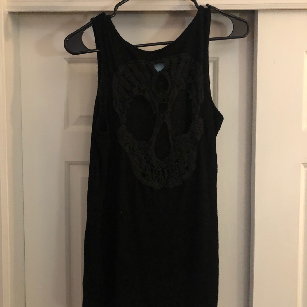 Loose black tank with skull cut out 💀